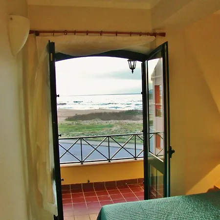 Supertubos Hostel *